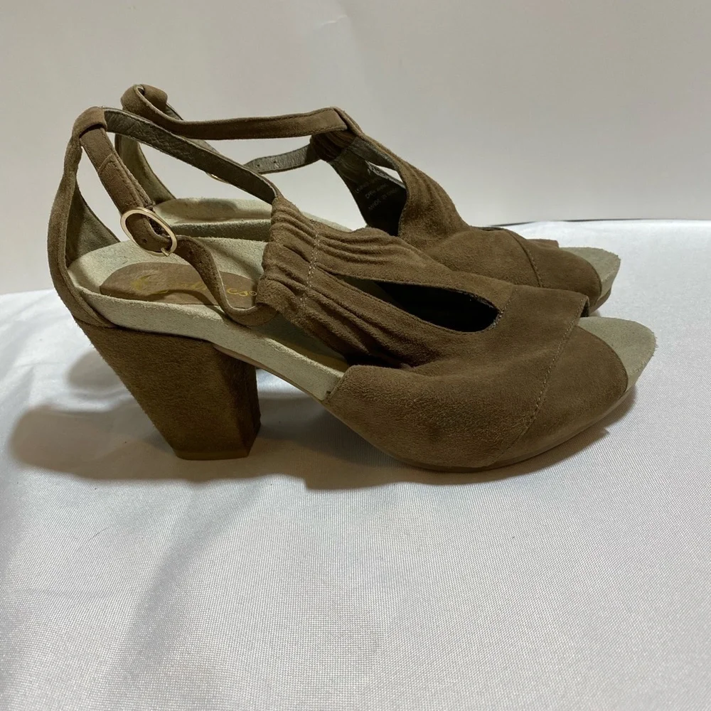 Earthies Veria t strap dark Khaki leather upper Sz 9.5 B barely used
